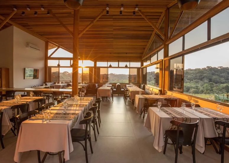 Restaurante Gralha Azul ao entardecer, com vista para os vinhedos